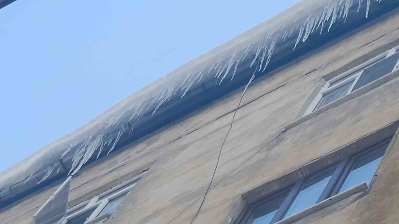 DİYARBAKIR'IN BAĞLAR İLÇESİNDE BİR BİNADA DONDURUCU HAVA SONRASI SARKAN BUZLAR TEHLİKE...