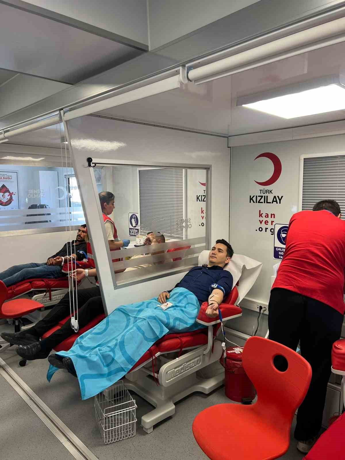 DİYARBAKIR'IN ÇERMİK İLÇE KAYMAKAMI ADEM KARATAŞ, KIZILAY’A KAN BAĞIŞINDA BULUNDU.