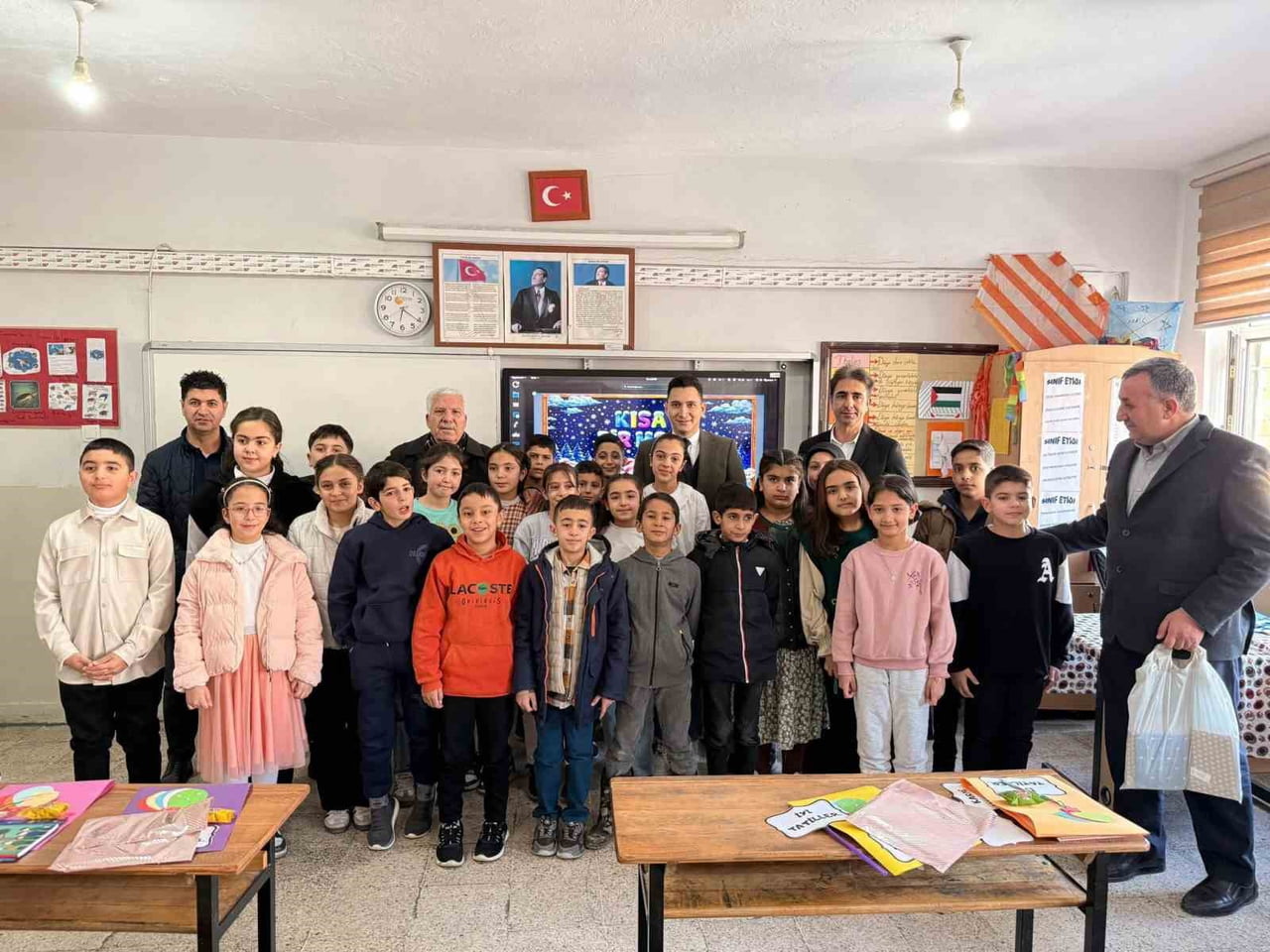 DİYARBAKIR'IN ÇERMİK İLÇESİNDE ÇOCUKLAR KARNELERİNİ ALARAK YARIYIL TATİLİNE BAŞLADI.