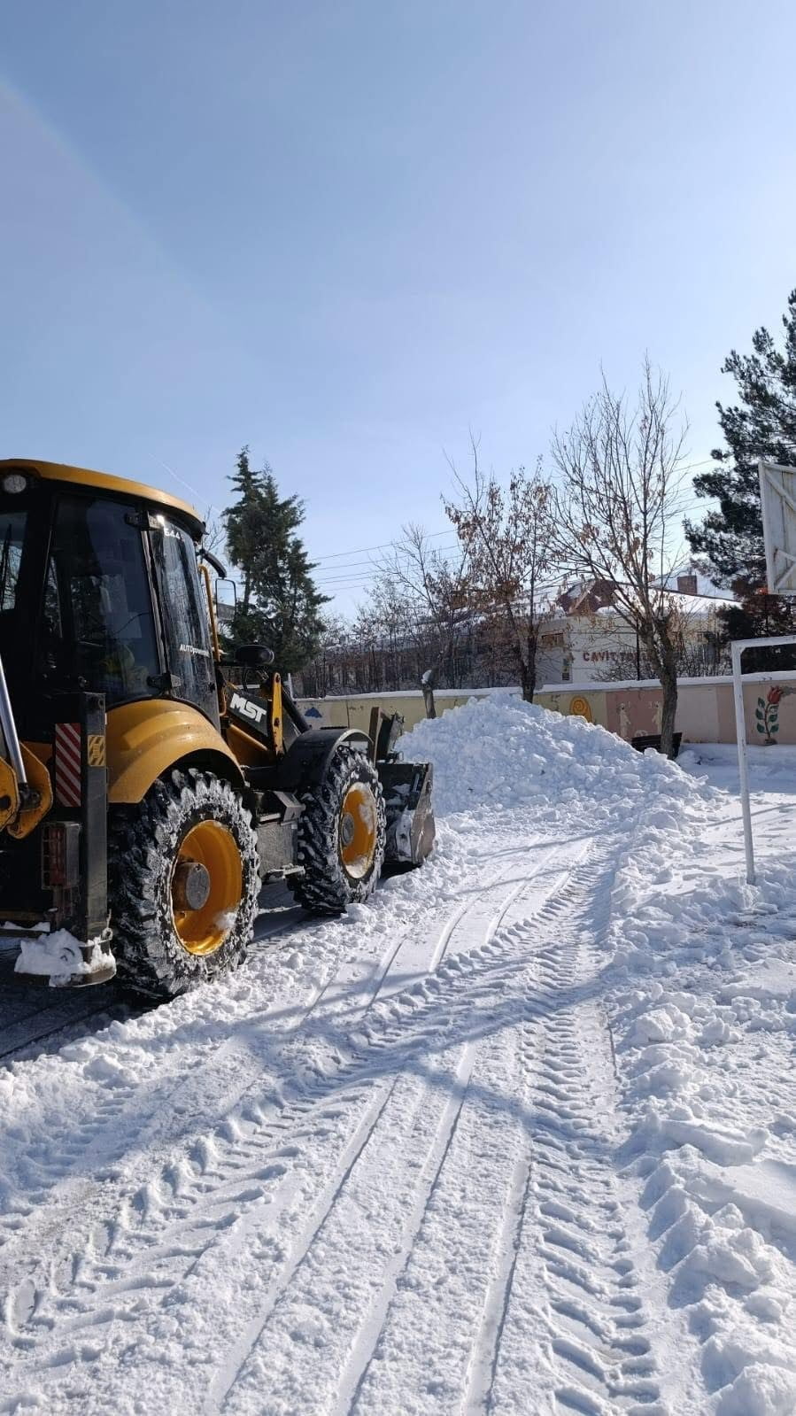 DİYARBAKIR'IN ÇERMİK İLÇESİNDE KAR TATİLİNİN ARDINDAN OKULLAR EĞİTİME HAZIRLANDI.