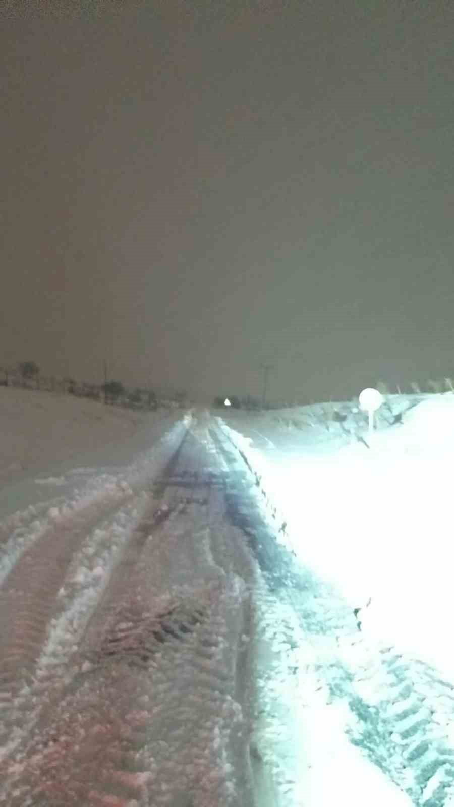 DİYARBAKIR'IN ÇERMİK İLÇESİNDE KARDA MAHSUR KALAN AMBULANS, ÇERMİK BELEDİYESİ YOL AÇMA EKİPLERİ...