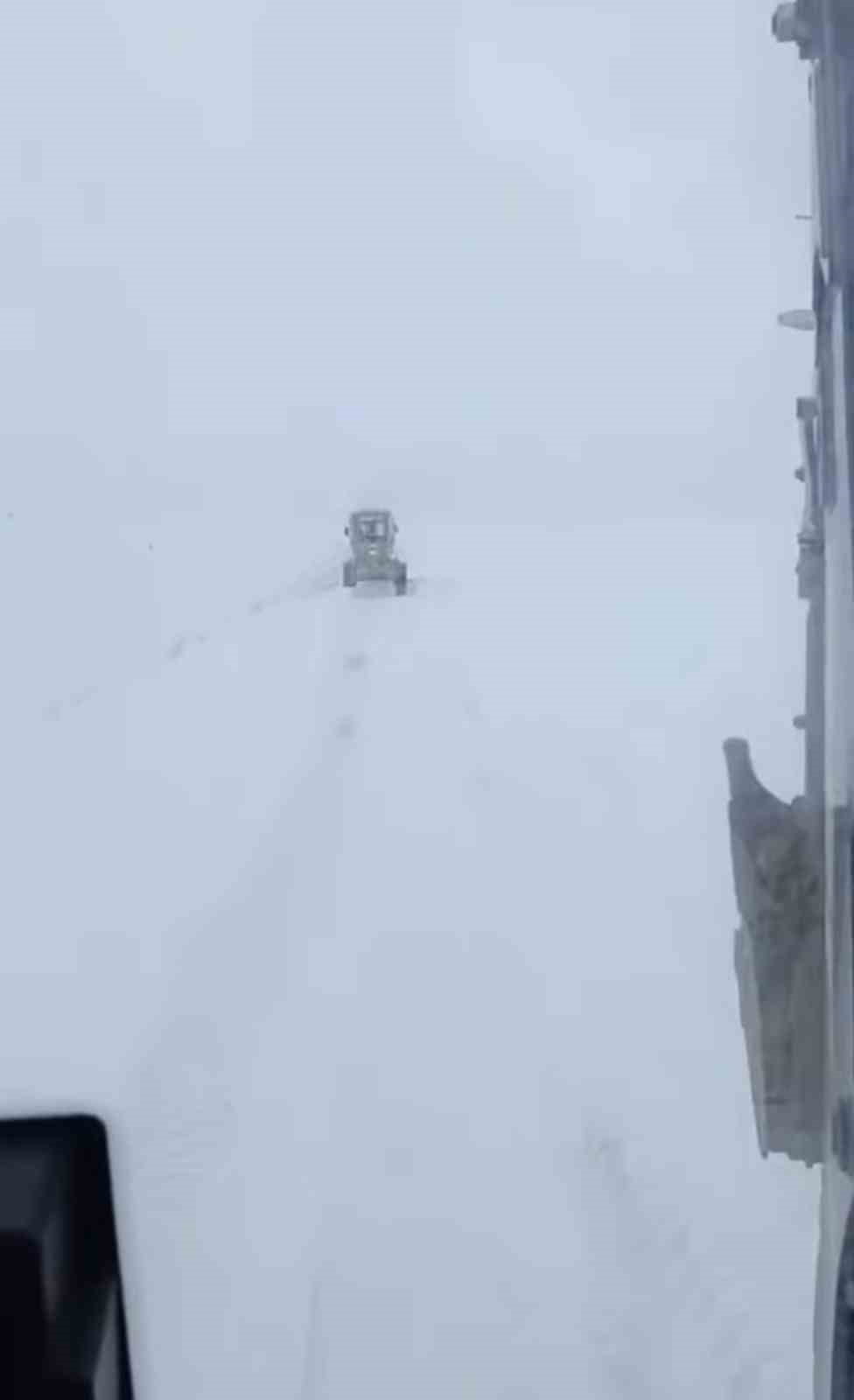 DİYARBAKIR'IN ÇERMİK İLÇESİNDE KARDAN DOLAYI KAPANAN 81 MAHALLE VE 37 MEZRANIN YOLLARI AÇILMAYA...