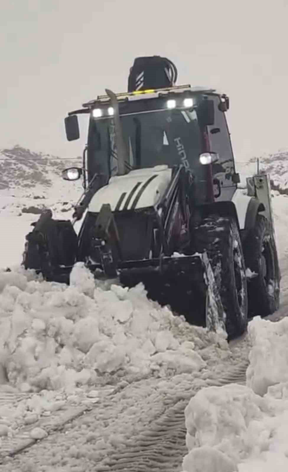 DİYARBAKIR'IN ÇERMİK İLÇESİNDE KARDAN DOLAYLI KAPANAN MAHALLE YOLLARI ULAŞIMA AÇILDI.