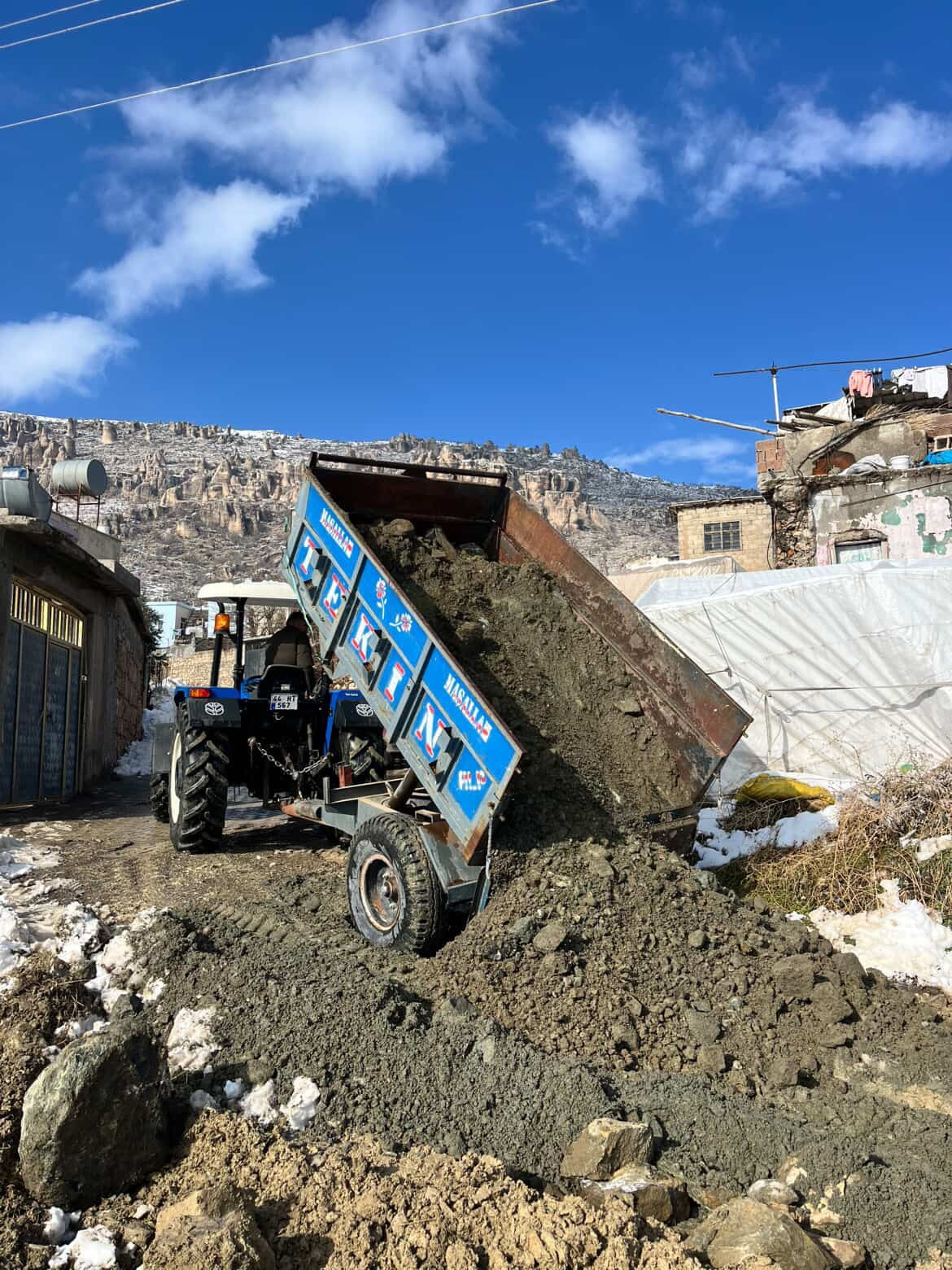 DİYARBAKIR'IN ÇERMİK İLÇESİNDE VATANDAŞLAR, BİR KISMI YAPILAMAYAN BOZUK YOLU EL ELE VERİP İMECE...