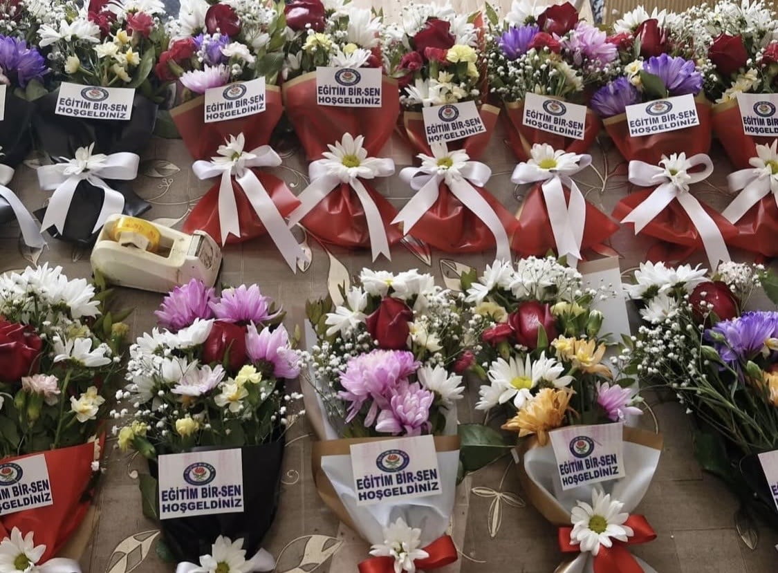 DİYARBAKIR'IN ÇERMİK İLÇESİNE ATANAN ÖĞRETMENLER, İLÇE MİLLİ EĞİTİM MÜDÜRLÜĞÜ BİNASINDA ÇİÇEKLERLE...