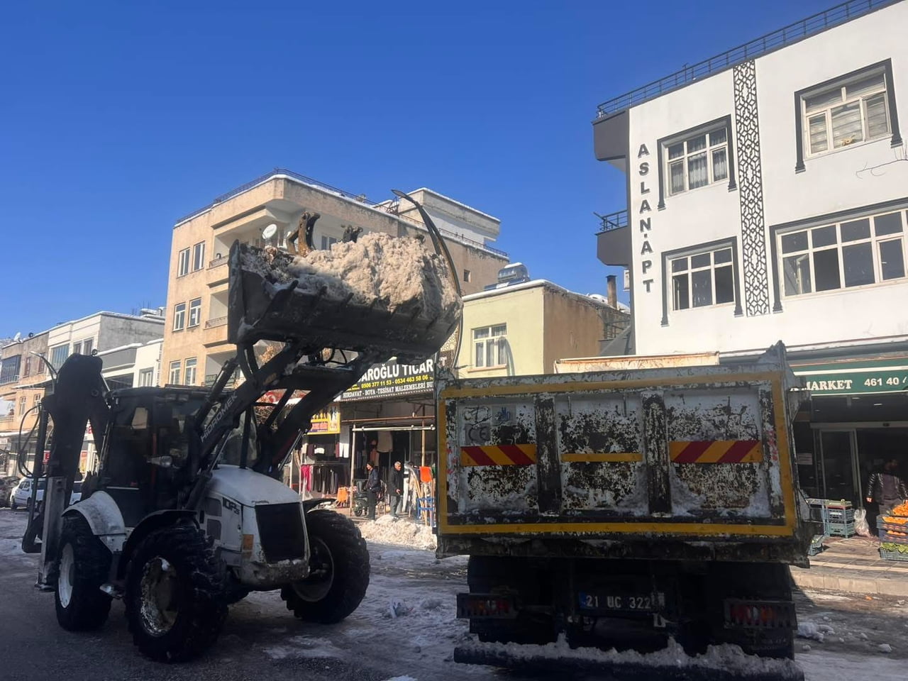 DİYARBAKIR'IN ÇERMİK İLESİNDE KAR YAĞIŞI SONRASI TEMİZLİK ÇALIŞMALAR YAPILMASIYLA HAYAT NORMALE...