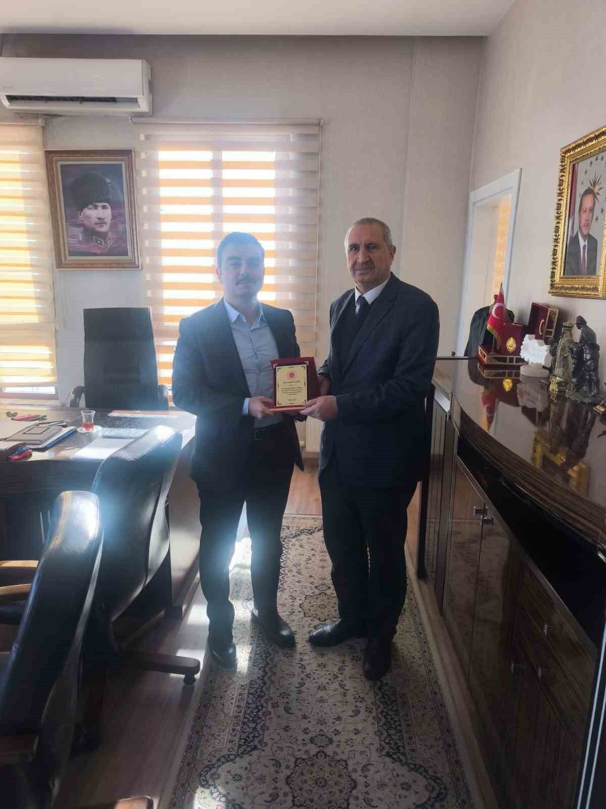 DİYARBAKIR'IN DİCLE KAYMAKAMI MUSTAFA ATIŞ, EMEKLİYE AYRILAN NÜFUS MÜDÜRÜ MUHİTİN NARİN PLAKET...