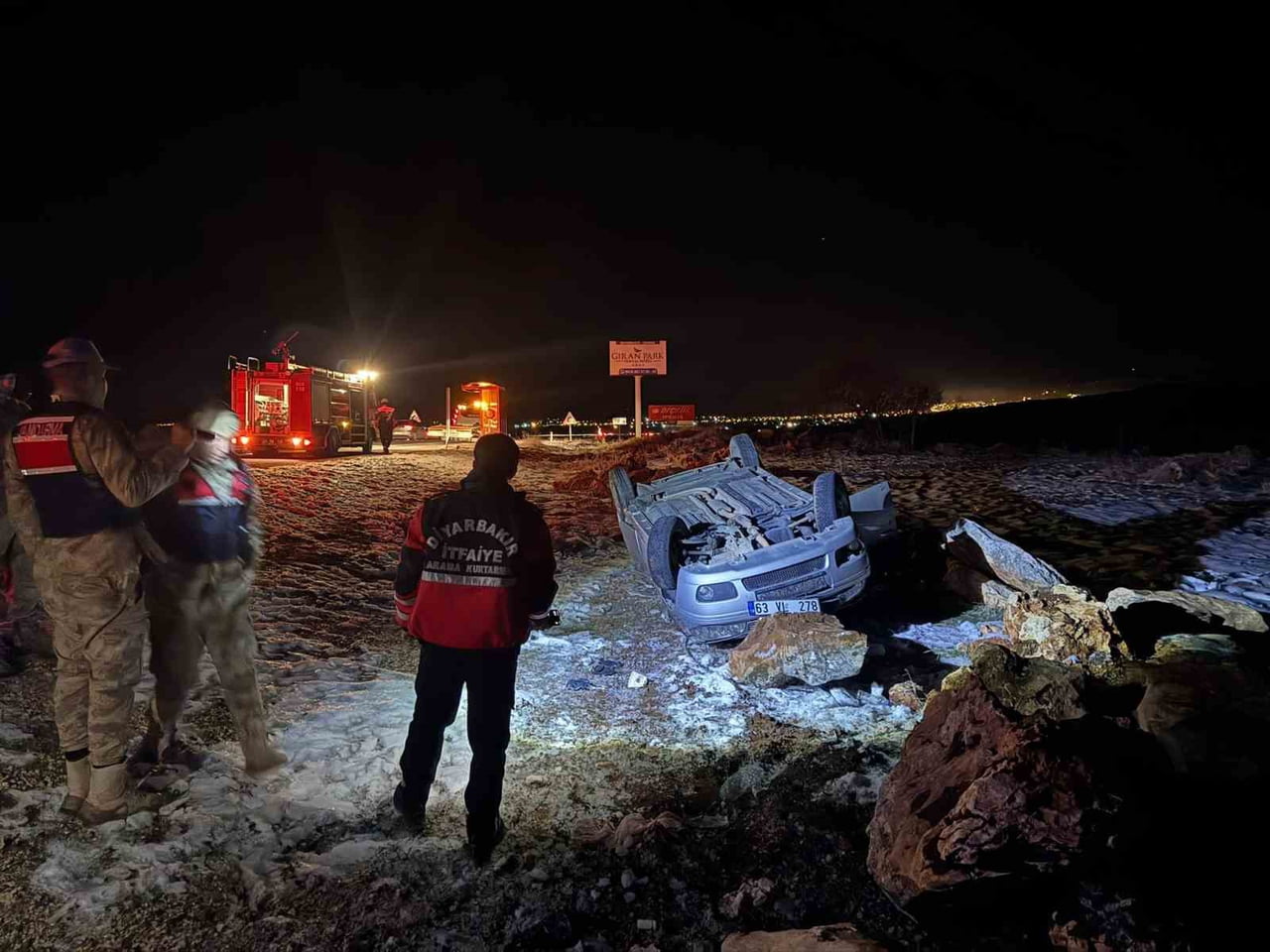 DİYARBAKIR'IN ERGANİ İLÇESİNDE OTOMOBİLİN TAKLA ATMASI SONUCU SÜRÜCÜ AĞIR YARALANDI.