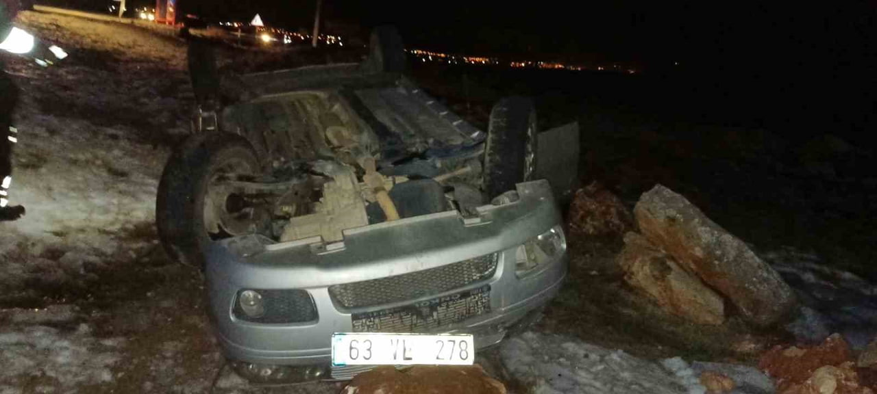 DİYARBAKIR'IN ERGANİ İLÇESİNDE OTOMOBİLİN TAKLA ATMASI SONUCU SÜRÜCÜ AĞIR YARALANDI.