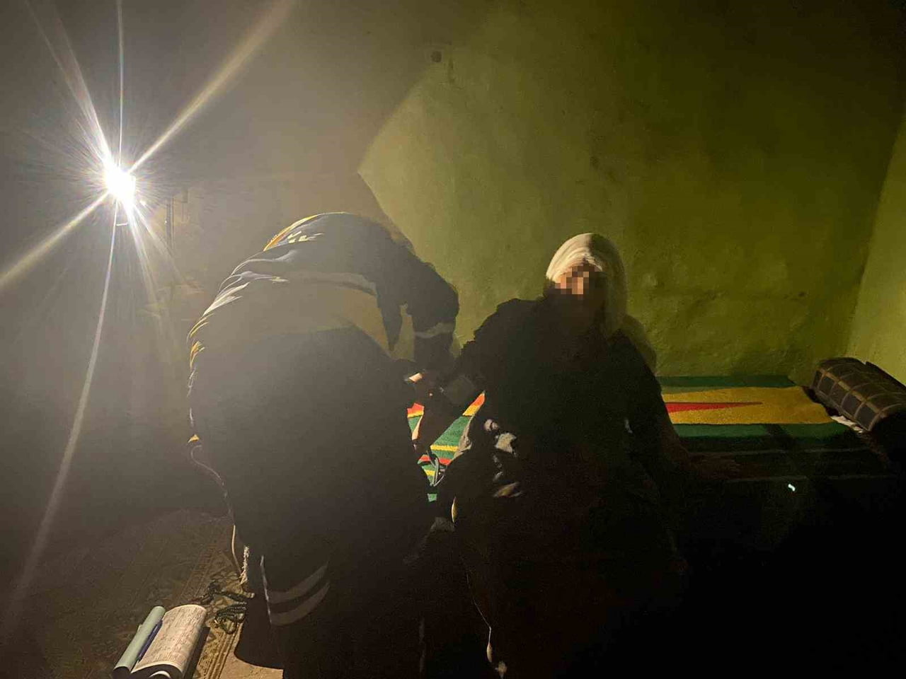 DİYARBAKIR'IN HAZRO İLÇESİNDE BELEDİYE VE SAĞLIK EKİPLERİ, KARANLIKTA KALAN YAŞLI ÇİFTTE ULAŞIP...