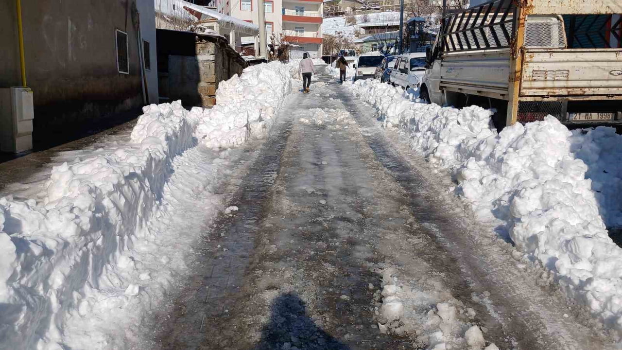 DİYARBAKIR'IN KULP İLÇESİNDE 7 GÜN SÜREN KAR YAĞIŞININ ARDINDAN HAVA SICAKLIĞI EKSİ 15 DERECEYE...