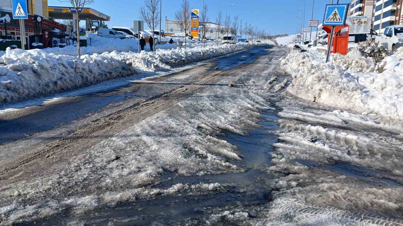 DİYARBAKIR'IN KULP İLÇESİNDE 7 GÜN SÜREN KAR YAĞIŞININ ARDINDAN HAVA SICAKLIĞI EKSİ 15 DERECEYE...