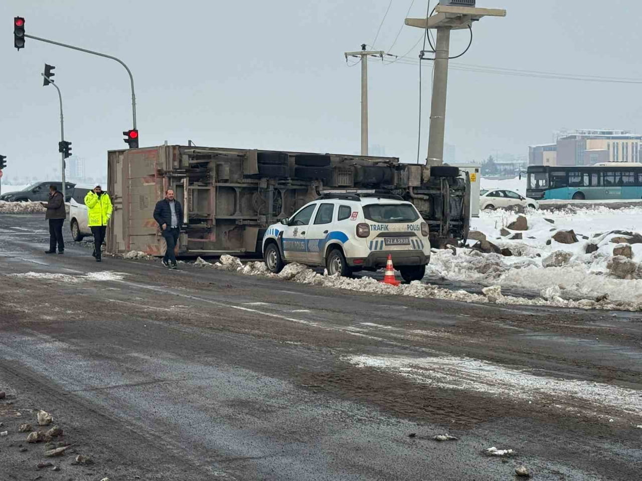DİYARBAKIR'IN MERKEZ KAYAPINAR İLÇESİNDE KAYGANLAŞAN YOLDA DEVRİLEN TIRIN SÜRÜCÜSÜ...
