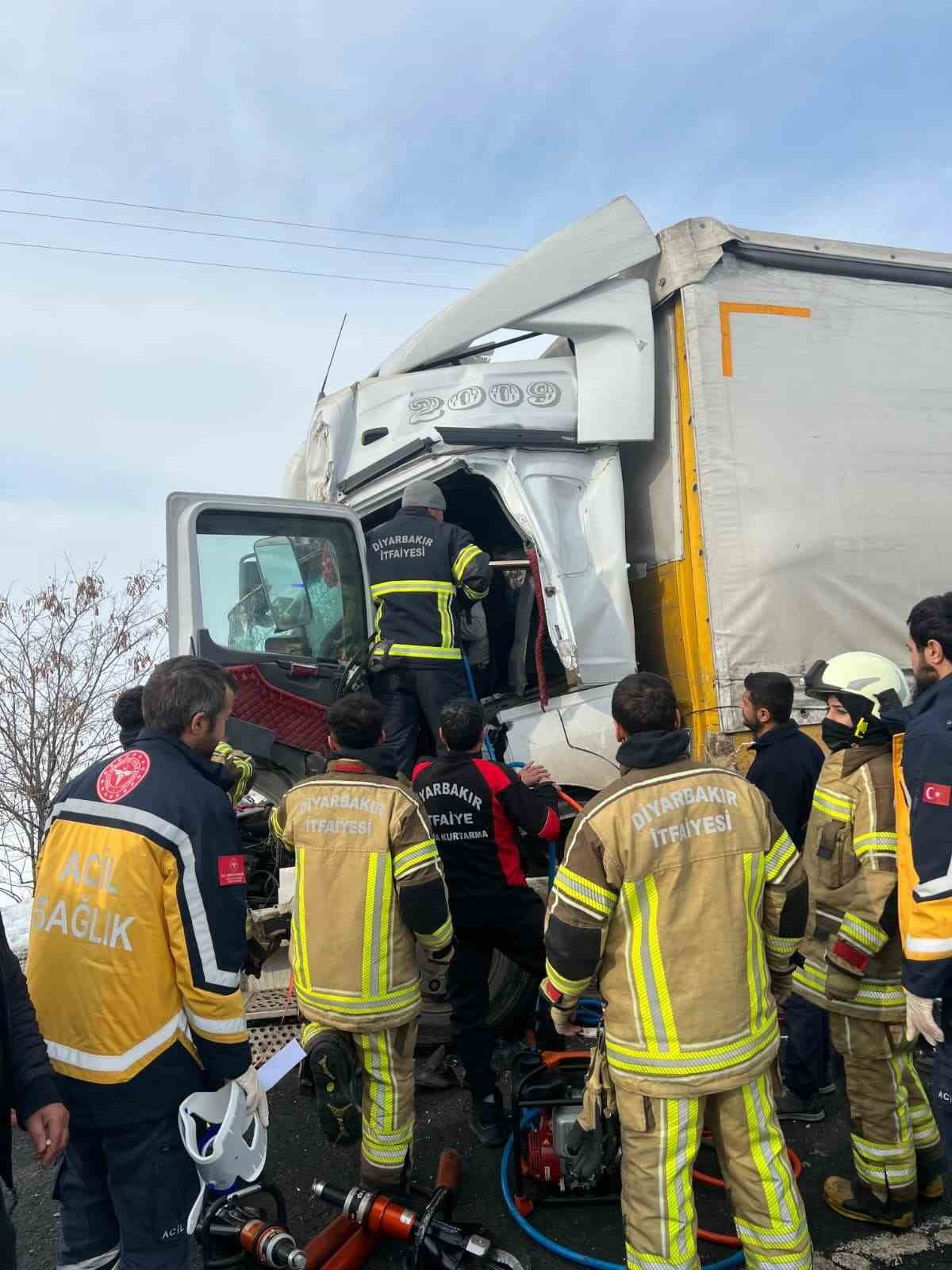 DİYARBAKIR'IN MERKEZ KAYAPINAR İLÇESİNDE SEYİR HALİNDEKİ TIRIN PARK HALİNDEKİ TIRA ARKADAN...