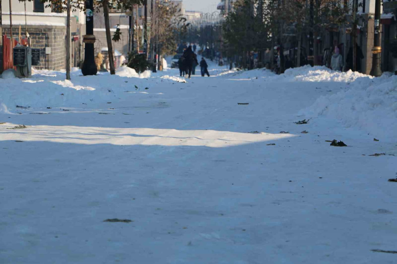 DİYARBAKIR'IN MERKEZ SUR İLÇESİNDEKİ ESNAF, KAR YAĞIŞI SONRASI TİCARET BÖLGESİ OLAN TARİHİ BÖLGEDE...