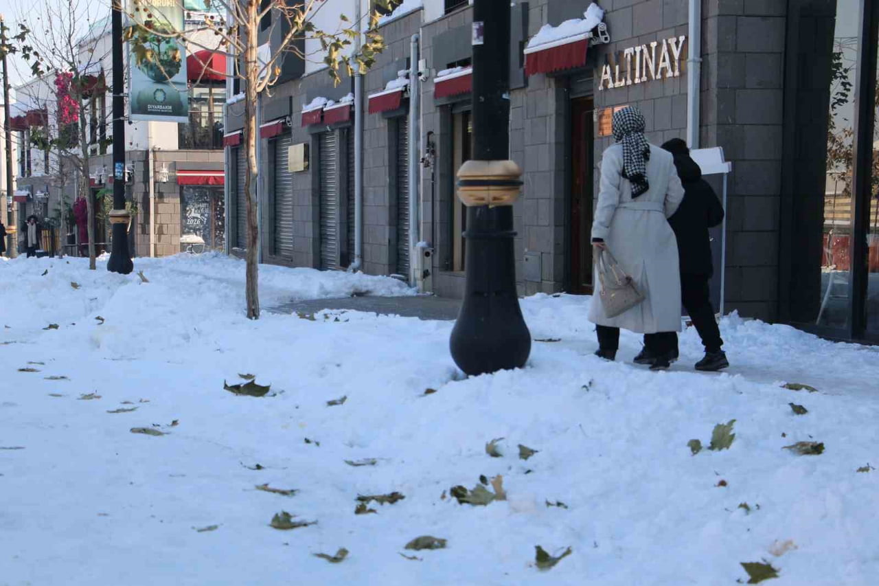 DİYARBAKIR'IN MERKEZ SUR İLÇESİNDEKİ ESNAF, KAR YAĞIŞI SONRASI TİCARET BÖLGESİ OLAN TARİHİ BÖLGEDE...