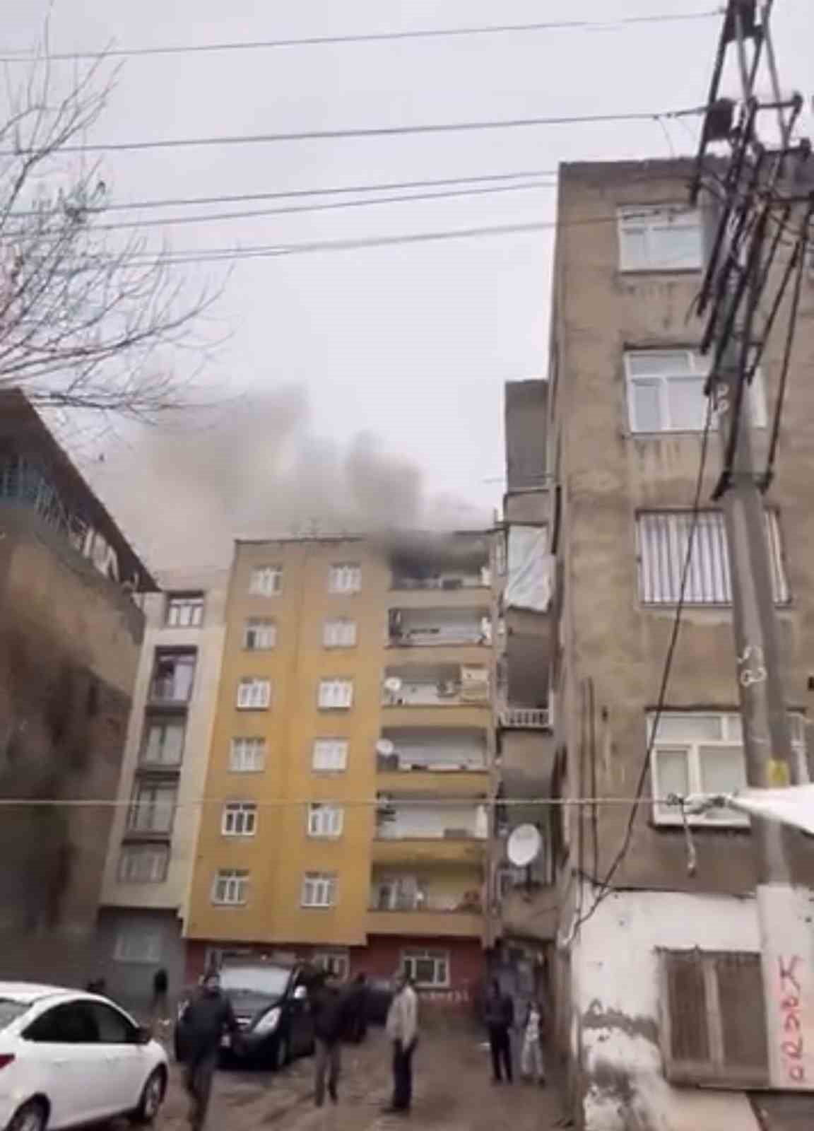 DİYARBAKIR BAĞLAR İLÇESİNDE 7 KATLI BİR APARTMANIN SON KATINDA YANGIN ÇIKTI. YANGINDA ÖLEN YA DA...