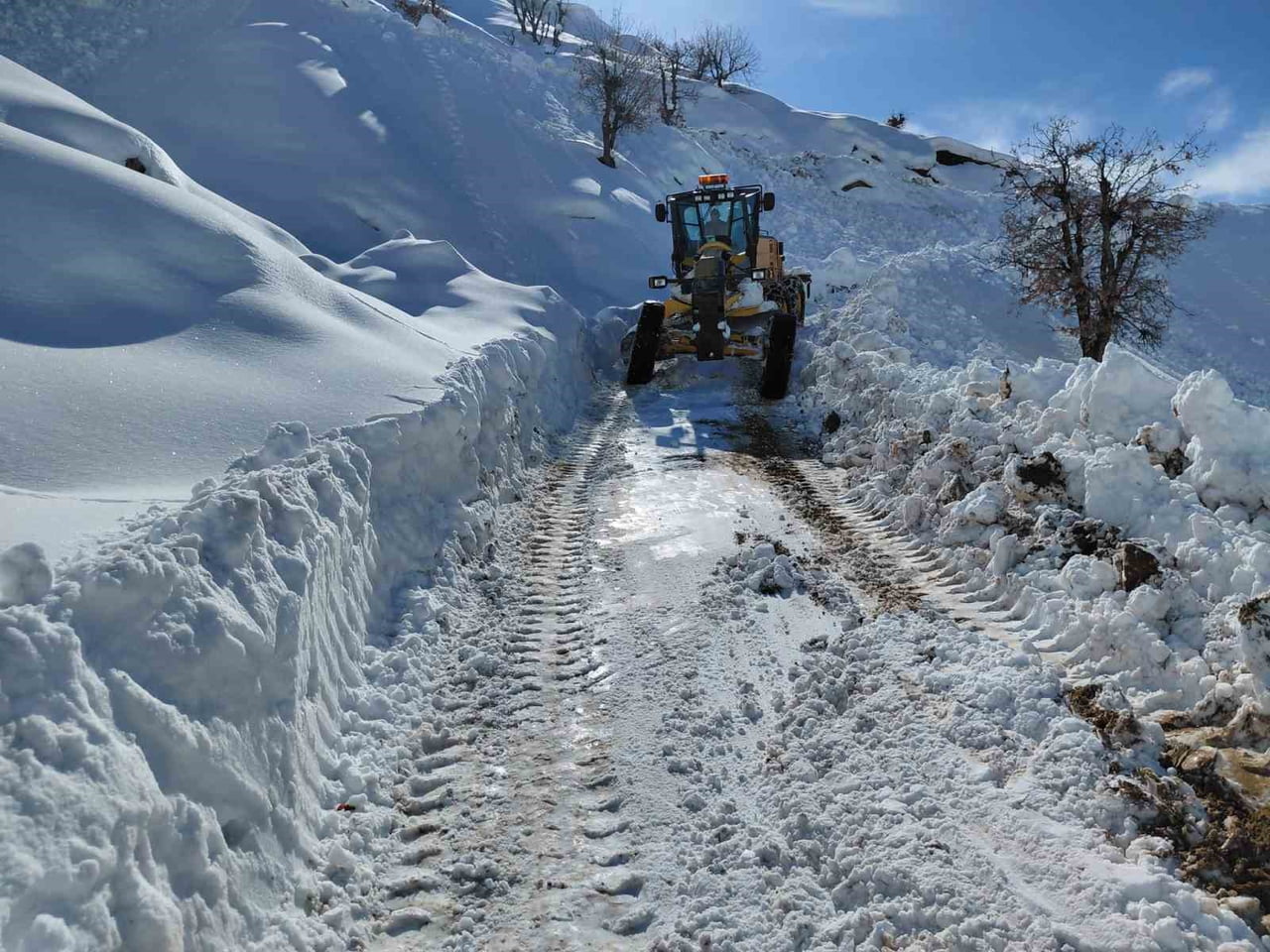 DİYARBAKIR BÜYÜKŞEHİR BELEDİYESİ EKİPLERİ, KAR YAĞIŞININ ARDINDAN KENT GENELİNDE YÜRÜTTÜĞÜ...
