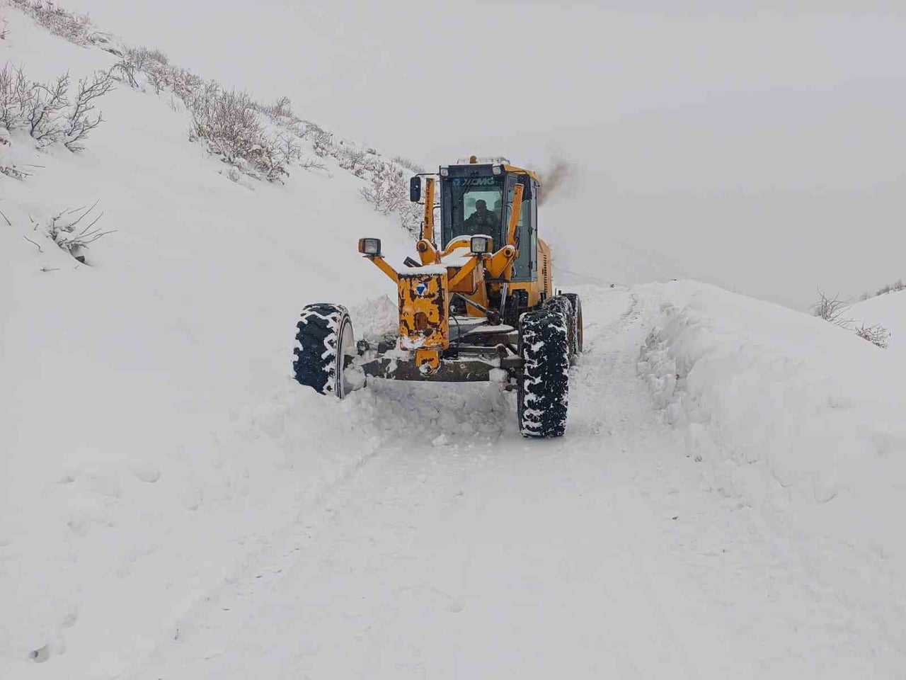 DİYARBAKIR BÜYÜKŞEHİR BELEDİYESİ, YOĞUN KAR YAĞIŞININ ETKİLİ OLDUĞU 6 İLÇEDE SON İKİ GÜNDE 319...