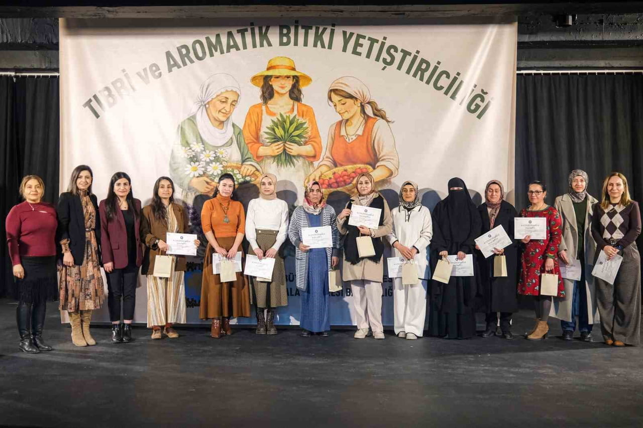 DİYARBAKIR BÜYÜKŞEHİR BELEDİYESİNİN 5 KADIN YAŞAM MERKEZİNDE BAŞLATTIĞI VE 3 AY SÜREN TIBBİ VE...