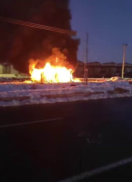 DİYARBAKIR’DA AŞIRI YÜKLENİLEN TRAFO ALEV ALDI. O ANLAR CEP TELEFONU KAMERASINA YANSIDI.