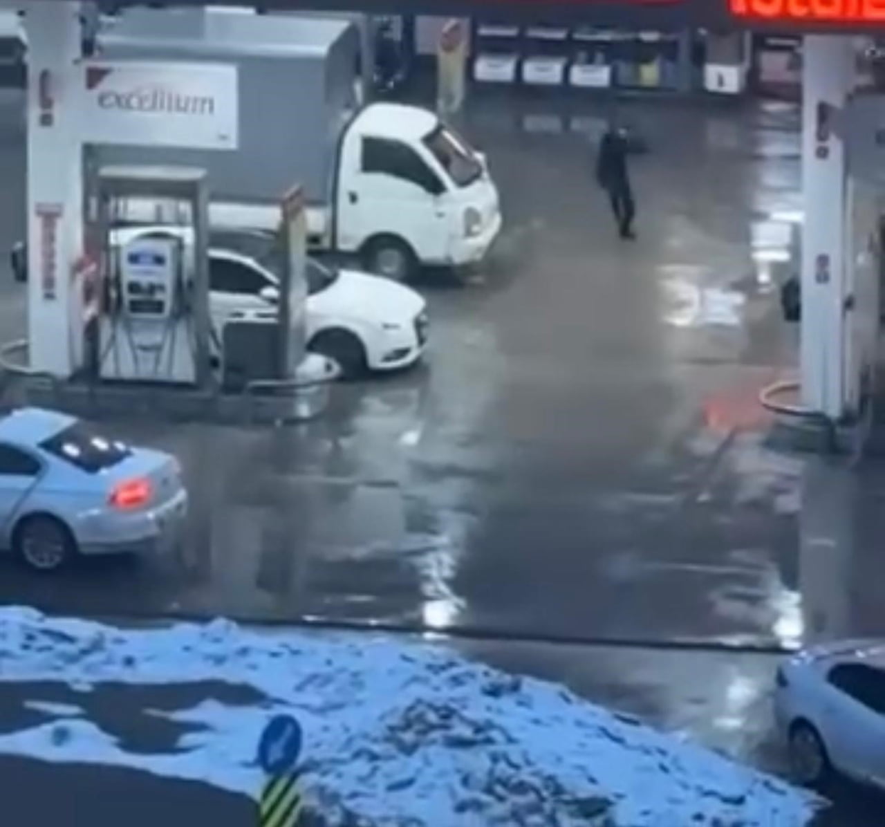 DİYARBAKIR’DA BİR BENZİN İSTASYONUNDA ÇIKAN SİLAHLI KAVGADA 2 KİŞİ YARALANDI. KURŞUNLARIN DEPOLARA...