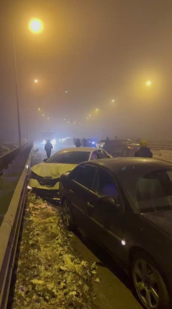 DİYARBAKIR’DA BUZLANMA NEDENİ İLE KAYGANLAŞAN YOLDA 7 ARACIN KARIŞTIĞI ZİNCİRLEME TRAFİK KAZASI...