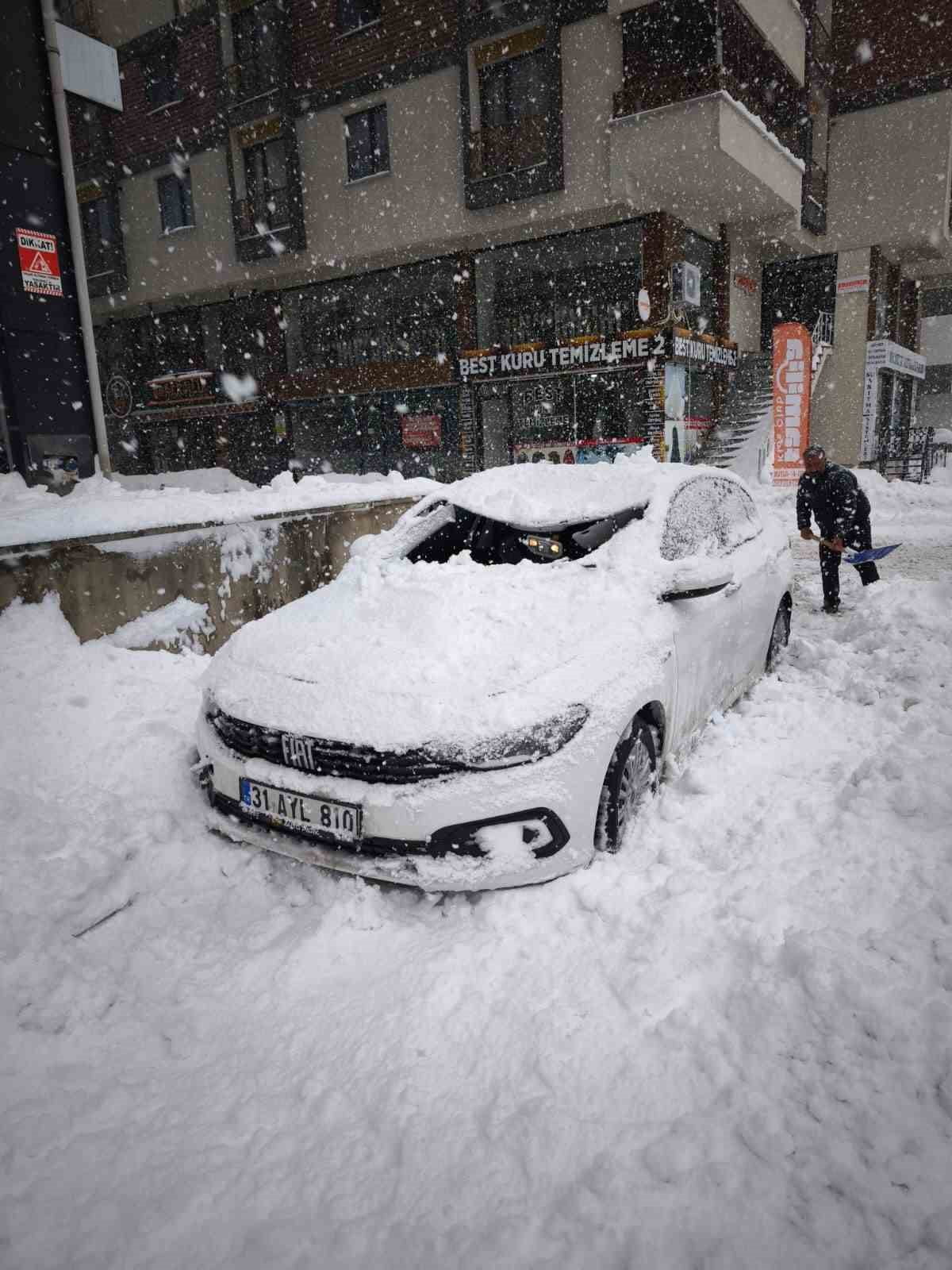 DİYARBAKIR’DA ÇATIDA ÇÖZÜLEN KAR KÜTLESİ OTOMOBİLİN ÜZERİNE DÜŞTÜ. OTOMOBİL KULLANILAMAZ HALE...