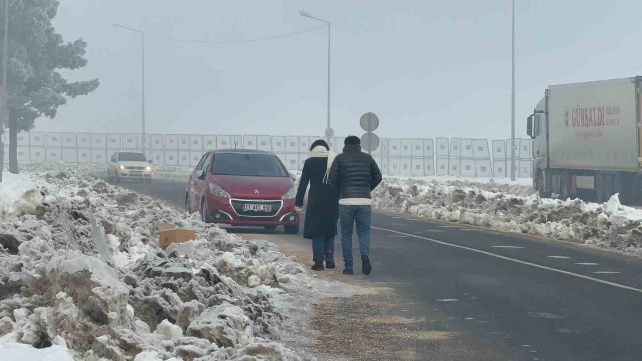 DİYARBAKIR’DA DÜN GECE SAATLERİNDE OLUŞAN SİS SABAH SAATLERİNE KADAR DEVAM ETTİ.