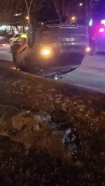 DİYARBAKIR’DA İKİ ARACIN ÇARPIŞMASI SONUCU MEYDANA GELEN TRAFİK KAZASINDA, ARAÇLARDAN BİRİ TAKLA...