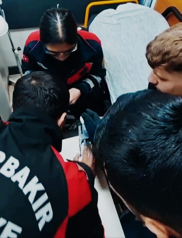 DİYARBAKIR’DA PARMAĞI ZIMBAYA SIKIŞAN GENCİN YARDIMINA İTFAİYE PERSONELİ YETİŞTİ.