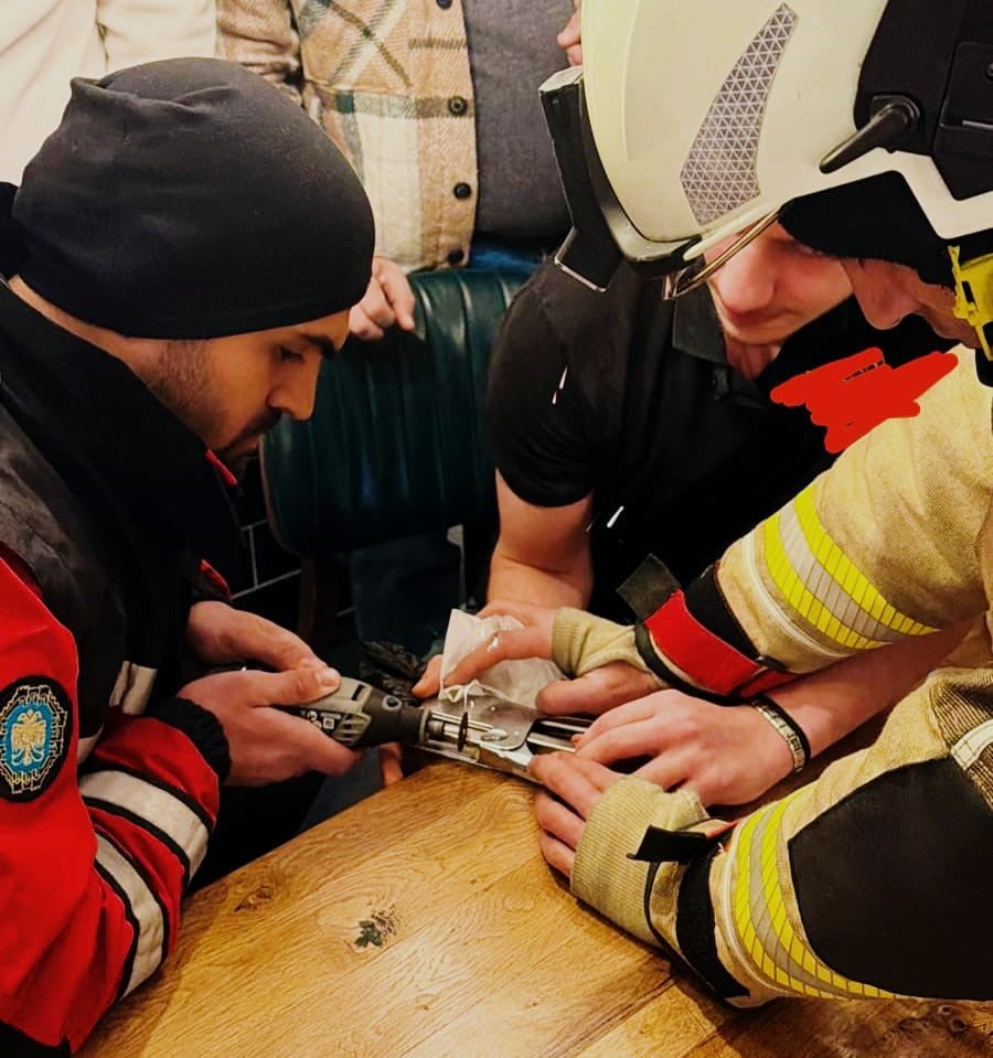 DİYARBAKIR’DA PARMAĞI ZIMBAYA SIKIŞAN GENCİN YARDIMINA İTFAİYE PERSONELİ YETİŞTİ.