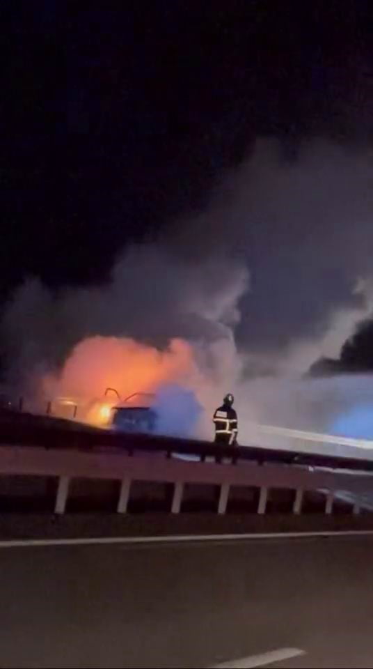 DİYARBAKIR’DA SEYİR HALİNDEKİ OTOMOBİL ALEV ALDI. OLAYDA ÖLEN YA DA YARALANAN OLMAZKEN, ARAÇ...