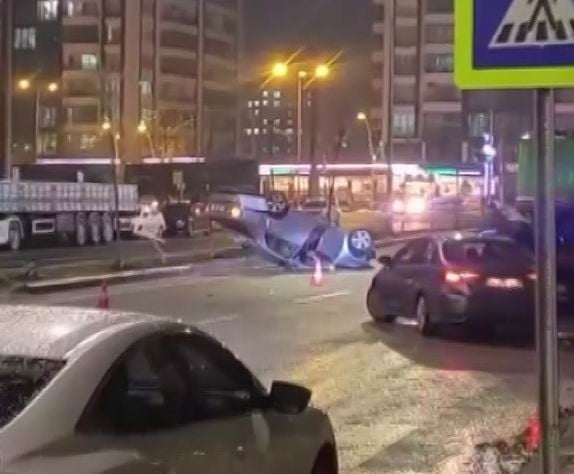 DİYARBAKIR’DA SÜRÜCÜSÜNÜN DİREKSİYON HAKİMİYETİNİ KAYBETTİĞİ OTOMOBİL TAKLA ATTI. KAZADA 1 KİŞİ...