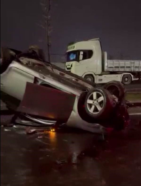 DİYARBAKIR’DA SÜRÜCÜSÜNÜN DİREKSİYON HAKİMİYETİNİ KAYBETTİĞİ OTOMOBİL TAKLA ATTI. KAZADA 1 KİŞİ...