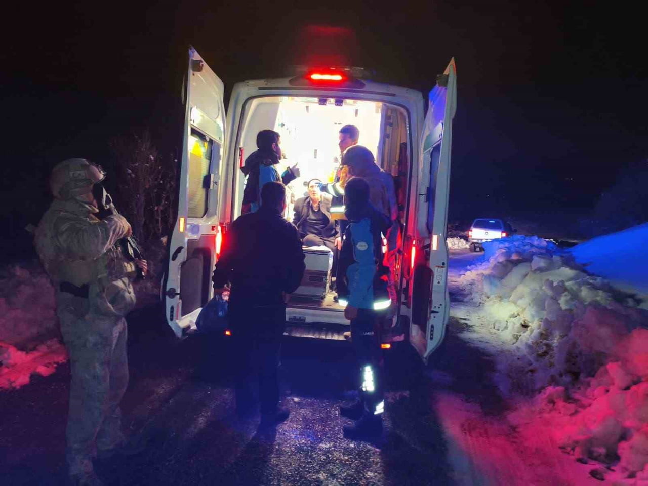 DİYARBAKIR’DA UMKE EKİBİ, JANDARMAYLA BİRLİKTE 1,5 KİLOMETRELİK ZORLU YOLU YÜRÜYEREK HASTAYA...