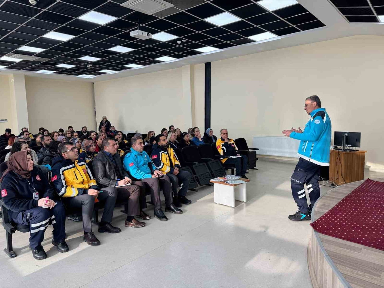 DİYARBAKIR’DA YOĞUN KAR YAĞIŞINDA SAĞLIK EKİPLERİ SAHADA VE MERKEZLERDE KOORDİNELİ ÇALIŞARAK GÖREV...