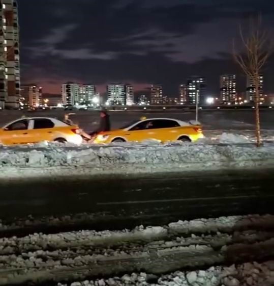 DİYARBAKIR’DA YOLDA KALAN TİCARİ TAKSİYE, BAŞKA BİR TAKSİNİN KAPUTUNA ÇIKAN VATANDAŞ TARAFINDAN...