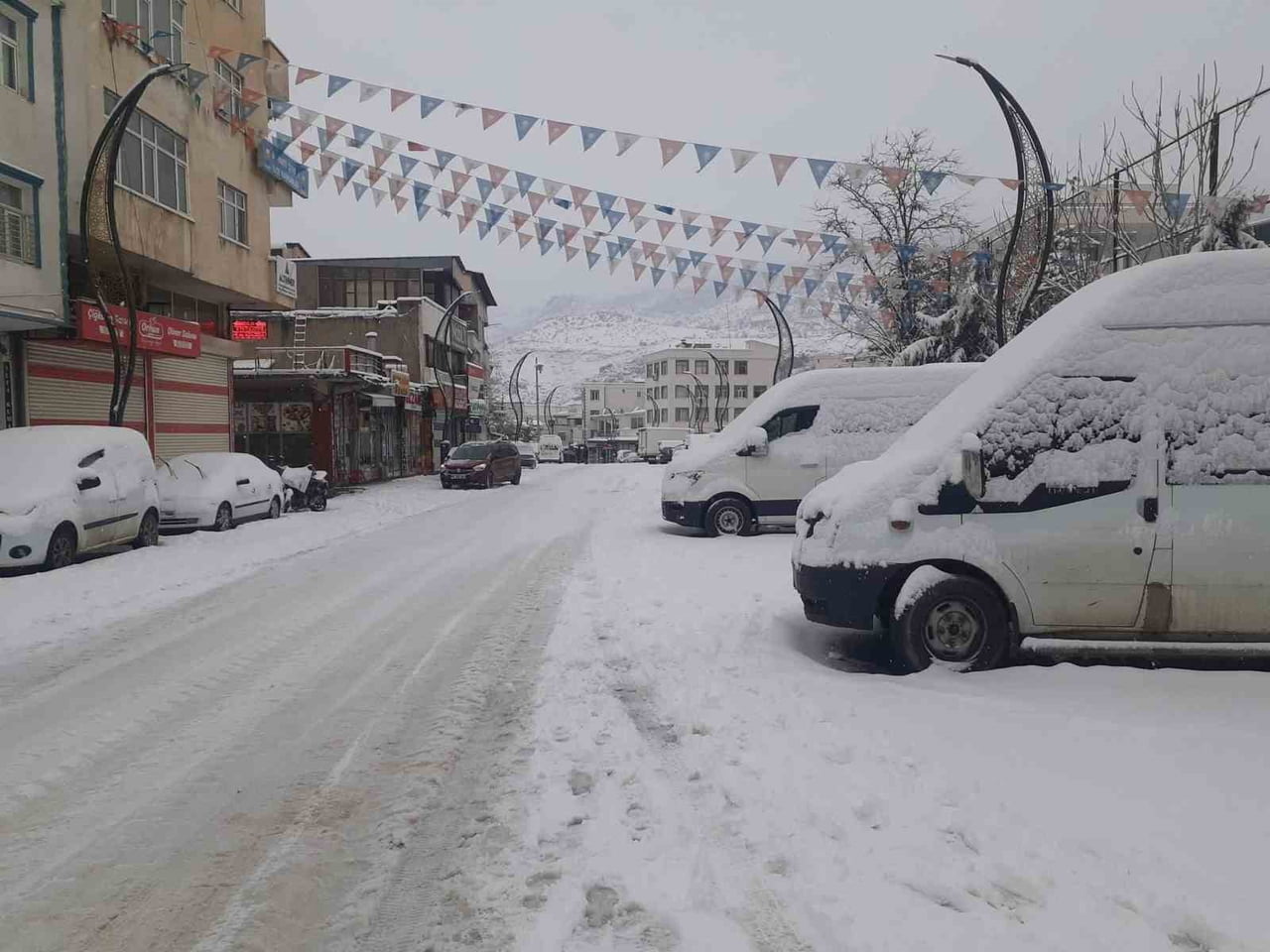 DİYARBAKIR’IN ÇERMİK İLÇESİ DÜN ÖĞLEDEN SONRA BAŞLAYAN KAR YAĞIŞI İLE BİRLİKTE BEYAZA...