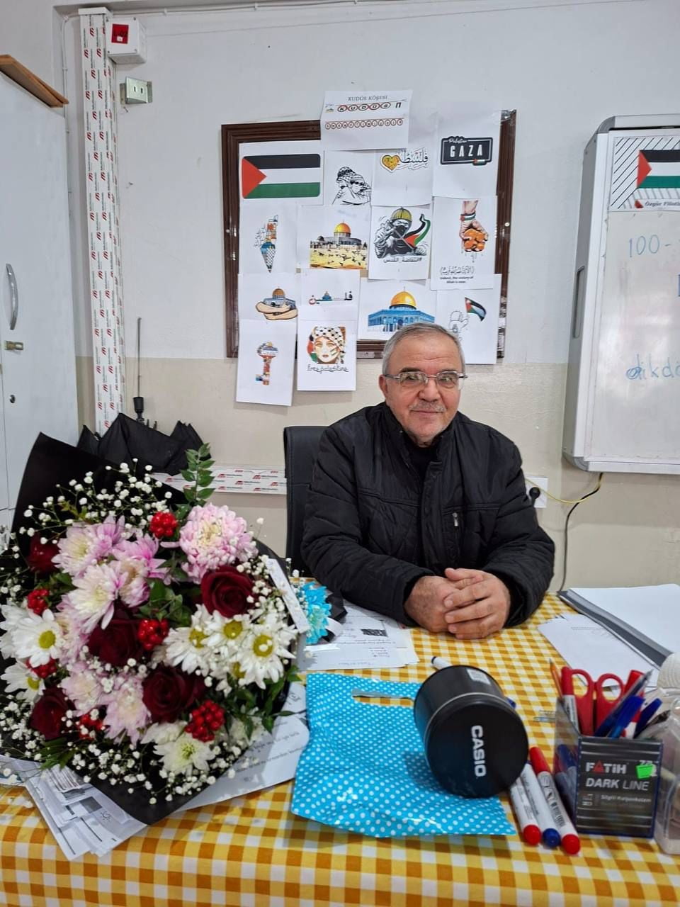 DİYARBAKIR’IN ÇERMİK İLÇESİNDE 43 YILLIK ÖĞRETMEN FİKRİ AKKILIÇ, ÖĞRENCİ VE MESLEKTAŞLARININ...