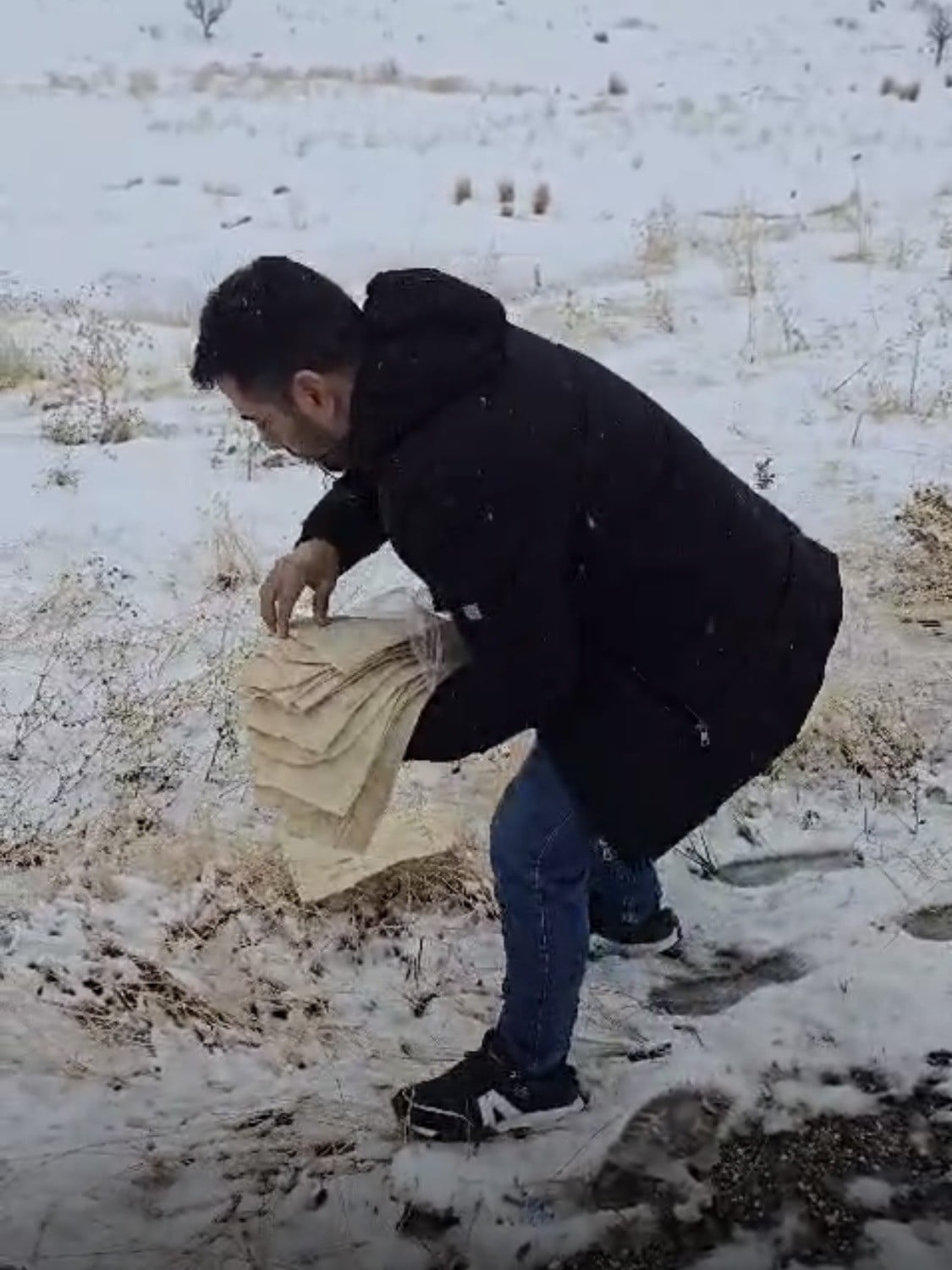 DİYARBAKIR’IN ÇERMİK İLÇESİNDE HAYVANSEVER BİR VATANDAŞ, YABAN HAYVANLARI İÇİN DOĞAYA YEM...