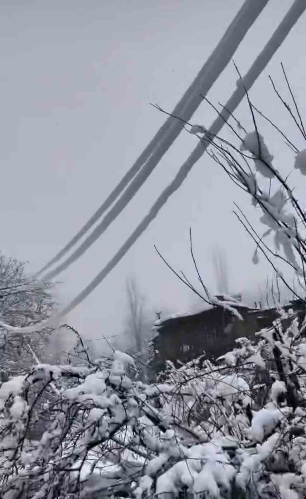 DİYARBAKIR’IN ÇÜNGÜŞ İLÇESİNDE YOĞUN KAR YAĞIŞI NEDENİ İLE ELEKTRİK DİREKLERİ...