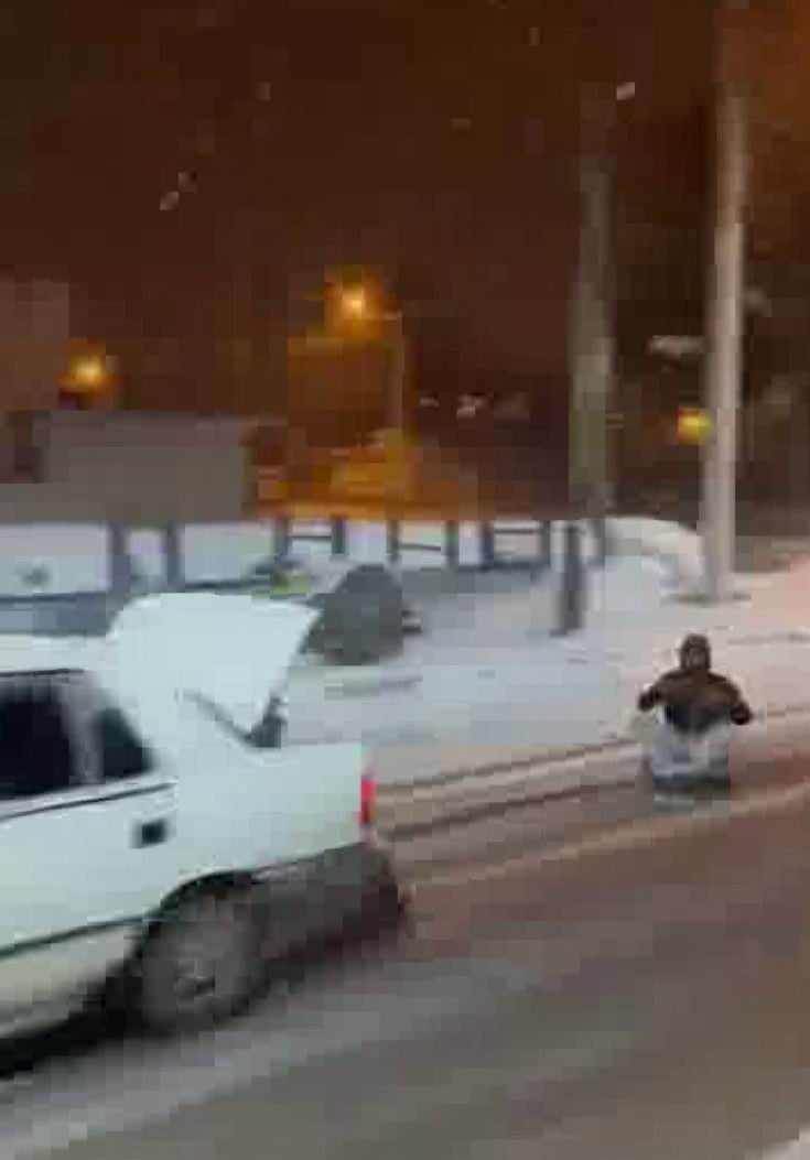 DİYARBAKIR’IN DİCLE İLÇESİNDE BİR KİŞİ, ARACIN ARKASINA BAĞLADIĞI LASTİKLE KARDA KAYAK...