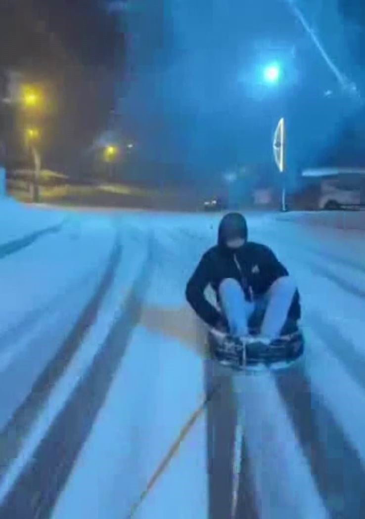 DİYARBAKIR’IN DİCLE İLÇESİNDE BİR KİŞİ, ARACIN ARKASINA BAĞLADIĞI LASTİKLE KARDA KAYAK...