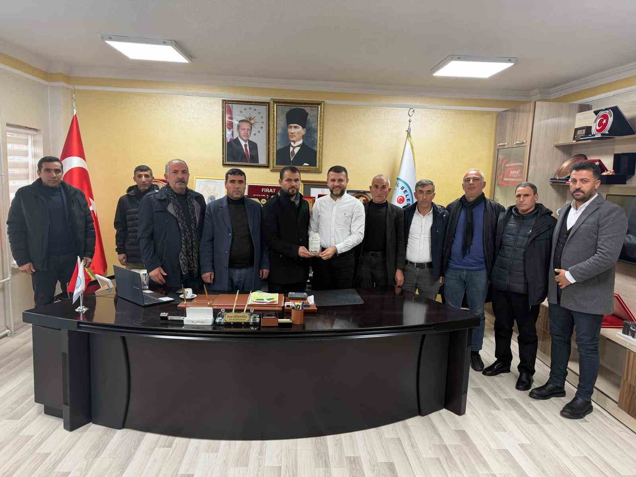 DİYARBAKIR’IN EĞİL İLÇESİ KÖY VE MAHALLE MUHTARLARI, EĞİL BELEDİYE BAŞKANI FIRAT SEYDAOĞLU’NA 10...