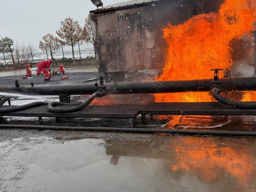 DİYARBAKIR’IN EĞİL İLÇESİNDE HAM PETROL HAVUZUNDA ÇIKAN YANGIN İTFAİYE EKİPLERİNCE...