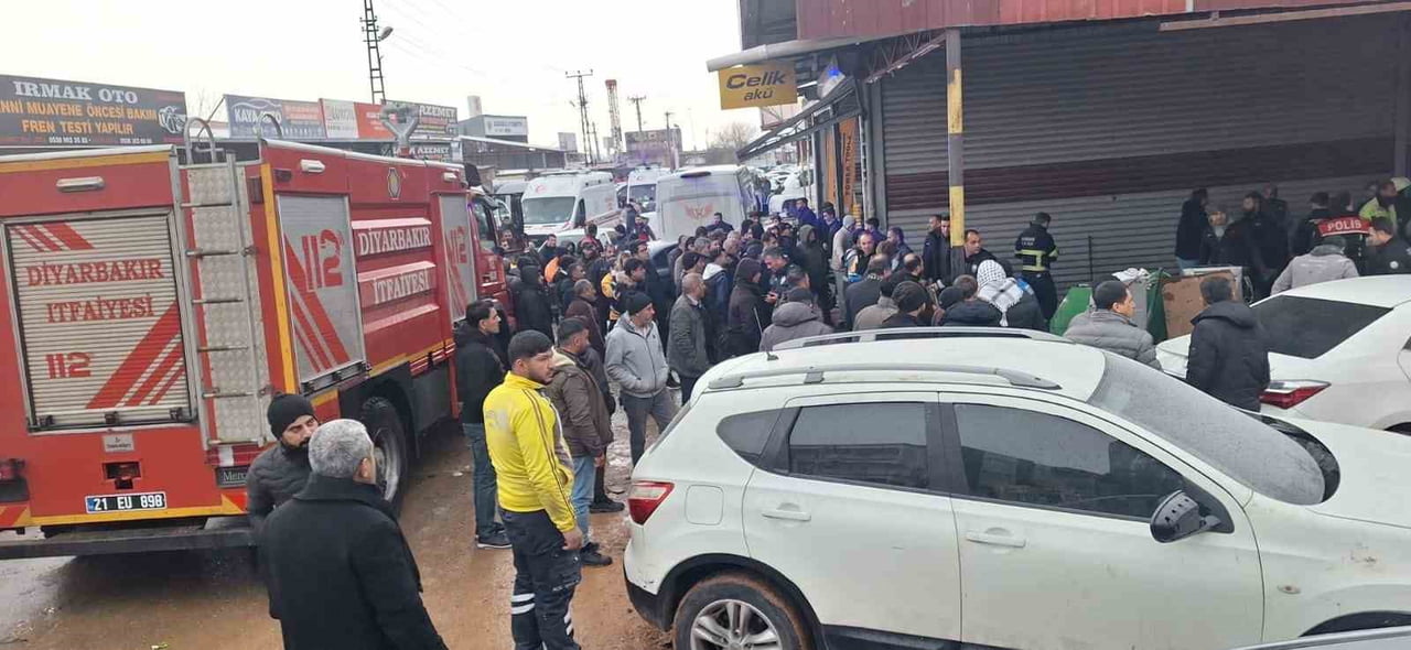 DİYARBAKIR’IN ERGANİ İLÇESİNDE OTO SANAYİ DÜKKANINDA SOBA SIKIŞMASI SONUÇ MEYDANA GELEN PATLAMADA...