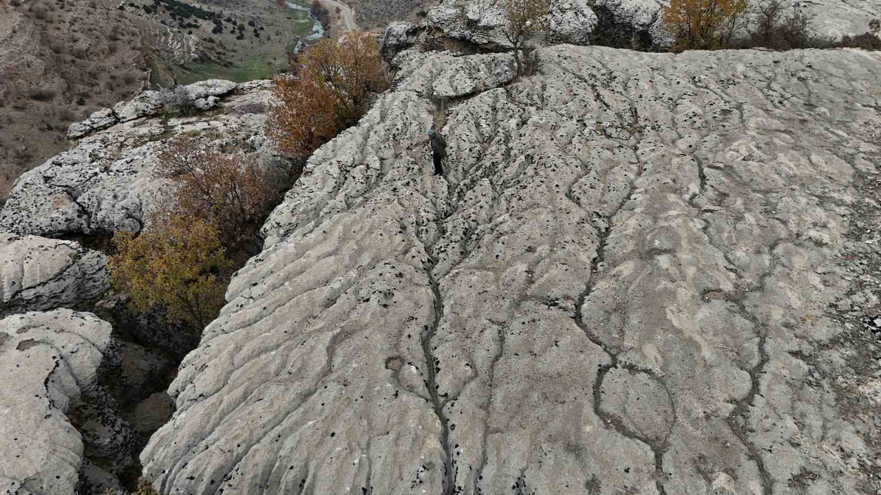 DİYARBAKIR’IN KOCAKÖY İLÇESİNDE YAKLAŞIK 20 BİN YILIN SONUNDA YAĞIŞ SULARININ KAYAYI KİMYASAL...