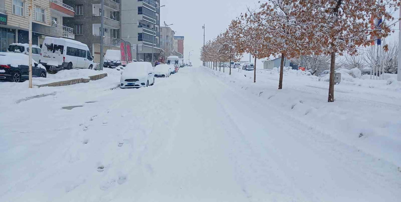 DİYARBAKIR’IN KULP İLÇESİNDE DÜN AKŞAM BAŞLAYAN YOĞUN KAR YAĞIŞI SONRASI MERKEZDE HAYAT DURDU....