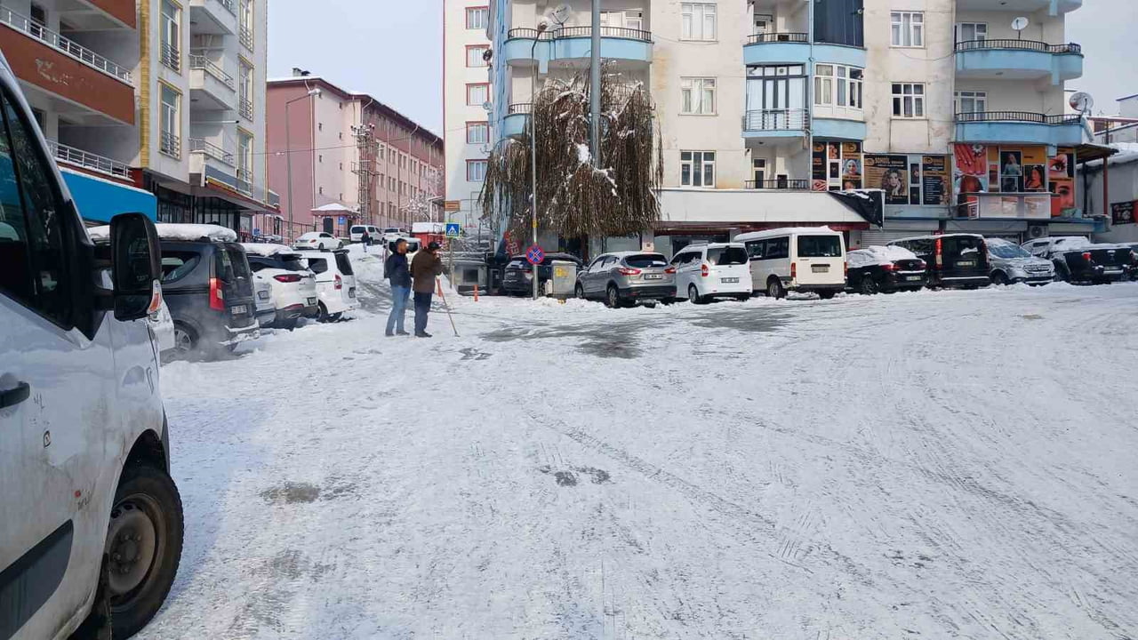 DİYARBAKIR’IN KULP İLÇESİNDE ÜÇ GÜNDÜR ARALIKSIZ YAĞAN KAR SONRASI HAVA SICAKLIKLARI HIZLA DÜŞTÜ...